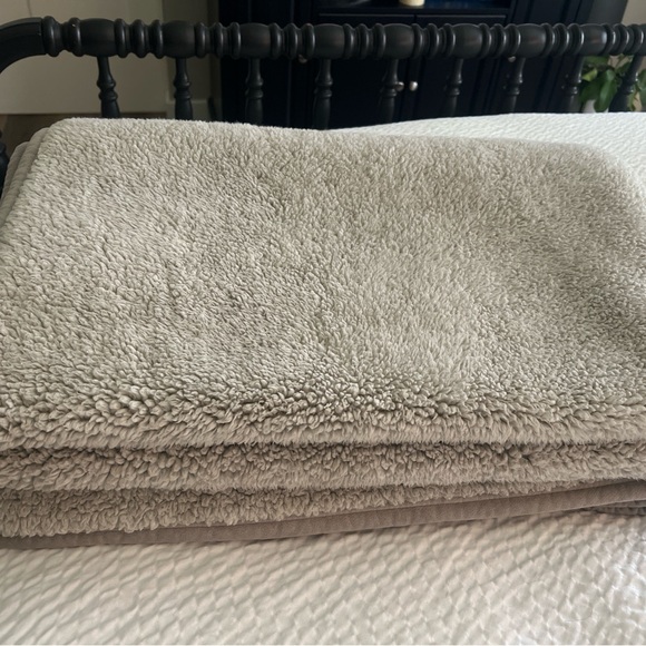 UGG Sherpa Reversible Throw Blanket | Cream Taupe | Cozy Plush | 50x68 - Picture 4 of 5